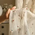 Voilage effet lin à petits pompons multicolores – vue 5